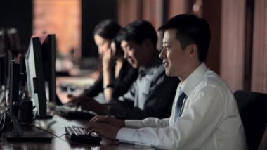 Ofis çalışanları ofiste yazarak