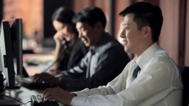 Ofis çalışanları ofiste yazarak