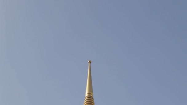 黄金色の尖塔/ワット ・ プラチェートゥポンウィモンマンカラーラーム、バンコク — ストック動画