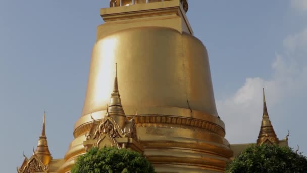 黄金色の尖塔/ワット ・ プラチェートゥポンウィモンマンカラーラーム、バンコク、タイ — ストック動画