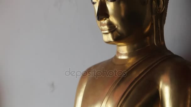 Золотая статуя Будды — стоковое видео