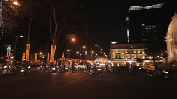 Traffico di fronte al Teatro dell'Opera di Saigon — Video Stock