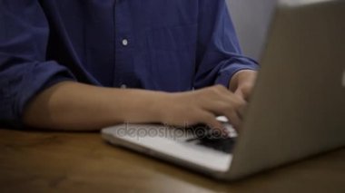 Dizüstü bilgisayarda çalışan adam 