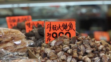 Çin tıbbı dükkanda çalışan adam 