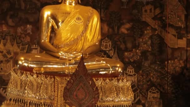 Golden Buddha statue — Stock Video
