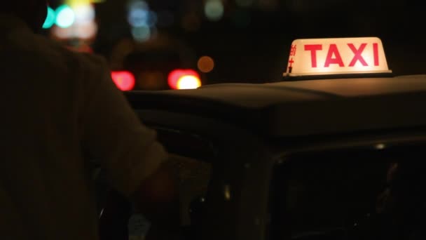 Passagiers krijgen in taxi's nachts — Stockvideo