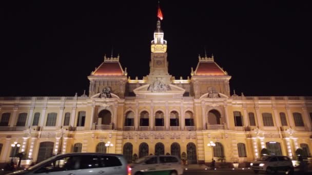 Tráfego em frente à Prefeitura de Ho Chi Minh — Vídeo de Stock
