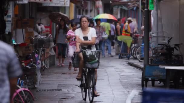 Пешеходы на улице / Гонконг — стоковое видео