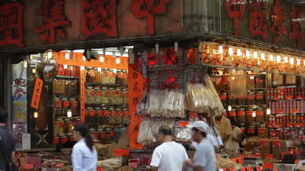 Pessoas que caminham pelo mercado stall — Vídeo de Stock