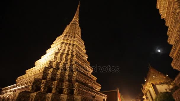 Templo torres à noite — Vídeo de Stock