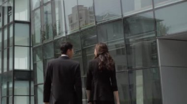 iş adamı ve iş kadını yürüyüş