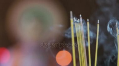 Bereket tanrıçası önünde yanan tütsü