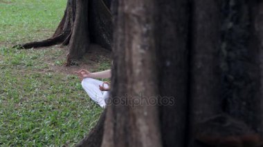 genç kadın parkta yoga yaparken