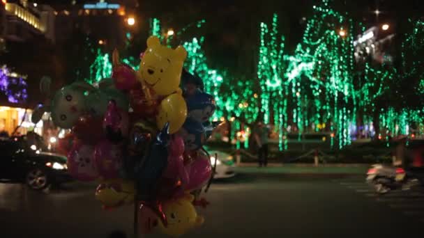 Mujer sosteniendo racimo de globos — Vídeos de Stock