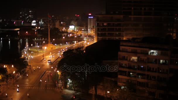 Trafiken längs livligt trafikerad gata på natten — Stockvideo