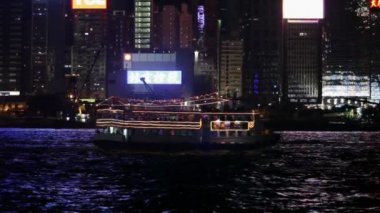 Tarafından Victoria Harbor üzerinde yüzen tekne