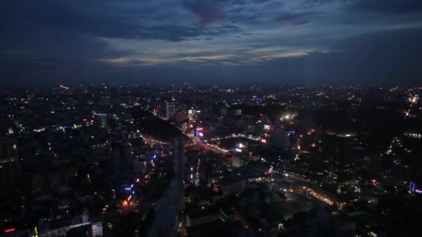 Міський пейзаж у сутінках / Хо Ши Мін, В'єтнам — стокове відео