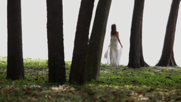 Жінка в довгій білій сукні — стокове відео