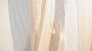 perdeleri açmayı ve gülümseyen kadın