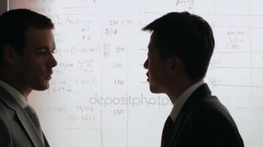 İki işadamı tartışıyor