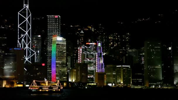 Boten zwevend door de skyline van de stad bij nacht — Stockvideo
