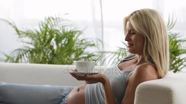 Zwangere vrouw die thee drinkt — Stockvideo