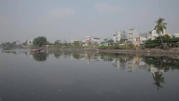 Barco flutuando ao longo Mekong Delta — Vídeo de Stock