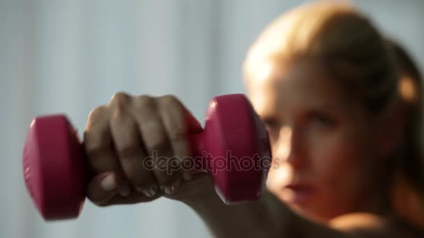 Femme faisant de l'exercice avec haltères — Video