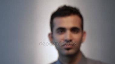 portre genç adam gülümsüyor