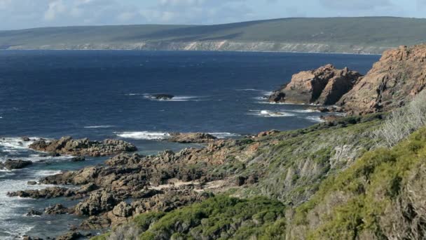 Clifs a skalnatém terénu s výhledem na moře — Stock video