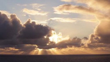 Kırma Bulutların arasından güneş ışınlarının