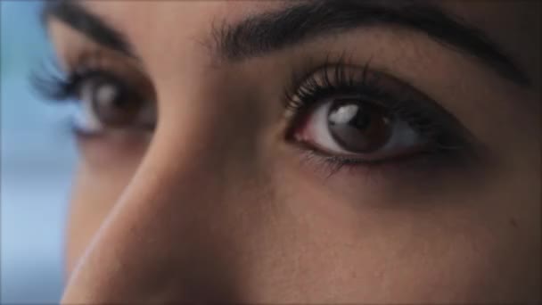 Женщина моргает, взгляд в глаза — стоковое видео