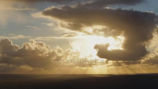 Rayos de luz solar rompiendo las nubes — Vídeos de Stock