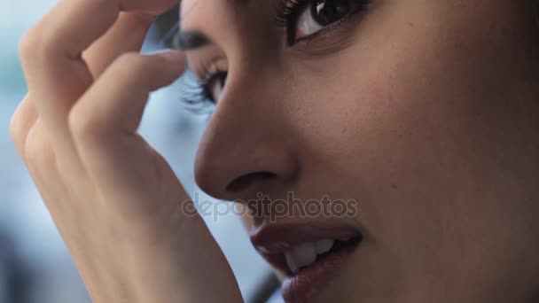 Ung kvinna plockar ögonbryn — Stockvideo