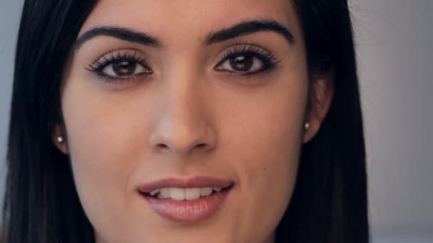 Mujer aplicando sombra de ojos — Vídeo de stock