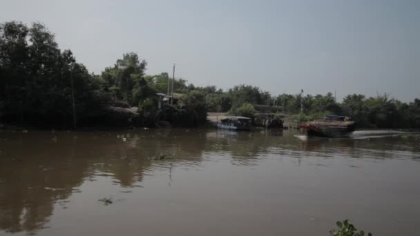 Barco flutuando ao longo Mekong Delta — Vídeo de Stock