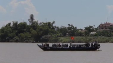 Vietnam bayrağı ile giderek tekne