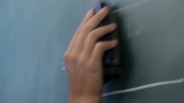 Kadın blackboard matematiksel formülü silme
