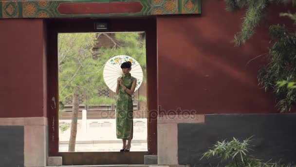 Asya kağıt şemsiye kadınla — Stok video