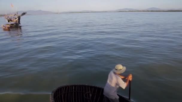 Pescador Remo por no tradicional barco redondo — Vídeo de Stock