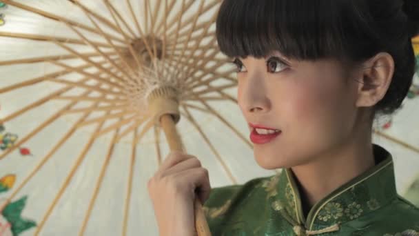 Жінка з азіатською паперовою парасолькою — стокове відео