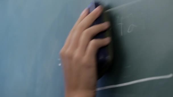 Γυναίκα σβήσιμο μαθηματικό τύπο από μαυροπίνακα — Αρχείο Βίντεο
