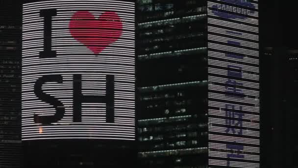 도시 건물에 네온 사인 번쩍이는 / 상하이, 중국 — 비디오