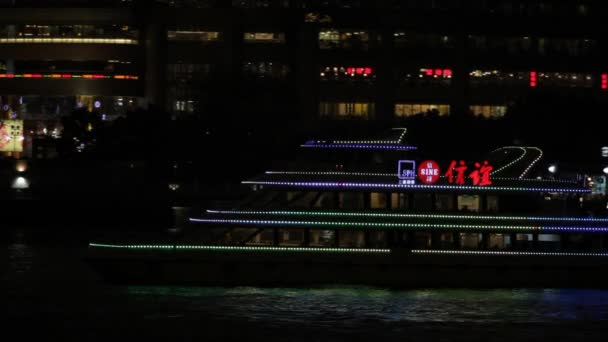 Barcos flotando en la ciudad por la noche — Vídeo de stock