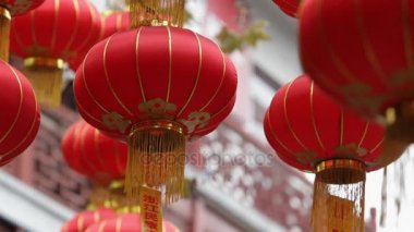 Tapınağın önünde asılı fenerler