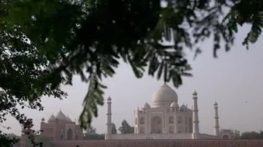 Taj Mahal'ı uzak görünümü