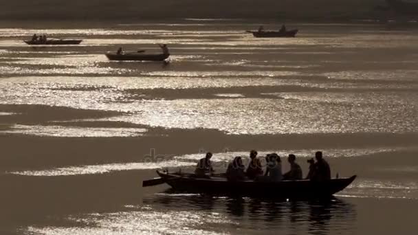 Lodě, veslování na Ganges — Stock video