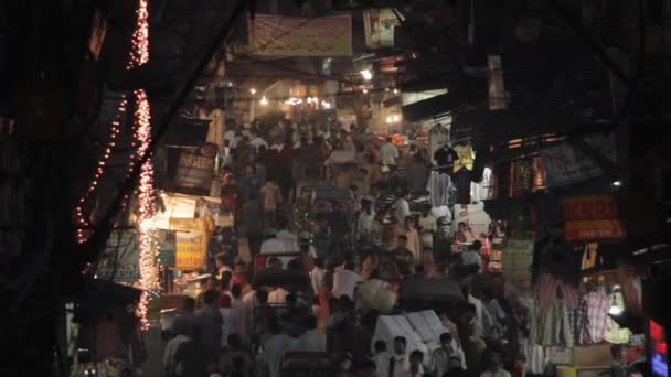 Gece kalabalık sokak sahne — Stok video