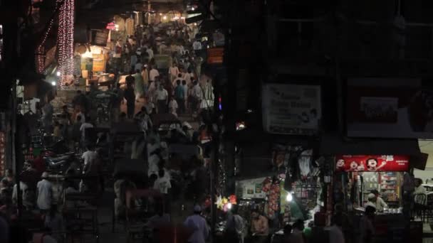 Crowded escena de la calle por la noche — Vídeos de Stock