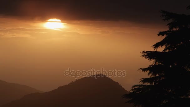 ヒマラヤ山脈のふもとの小丘の夕日 — ストック動画